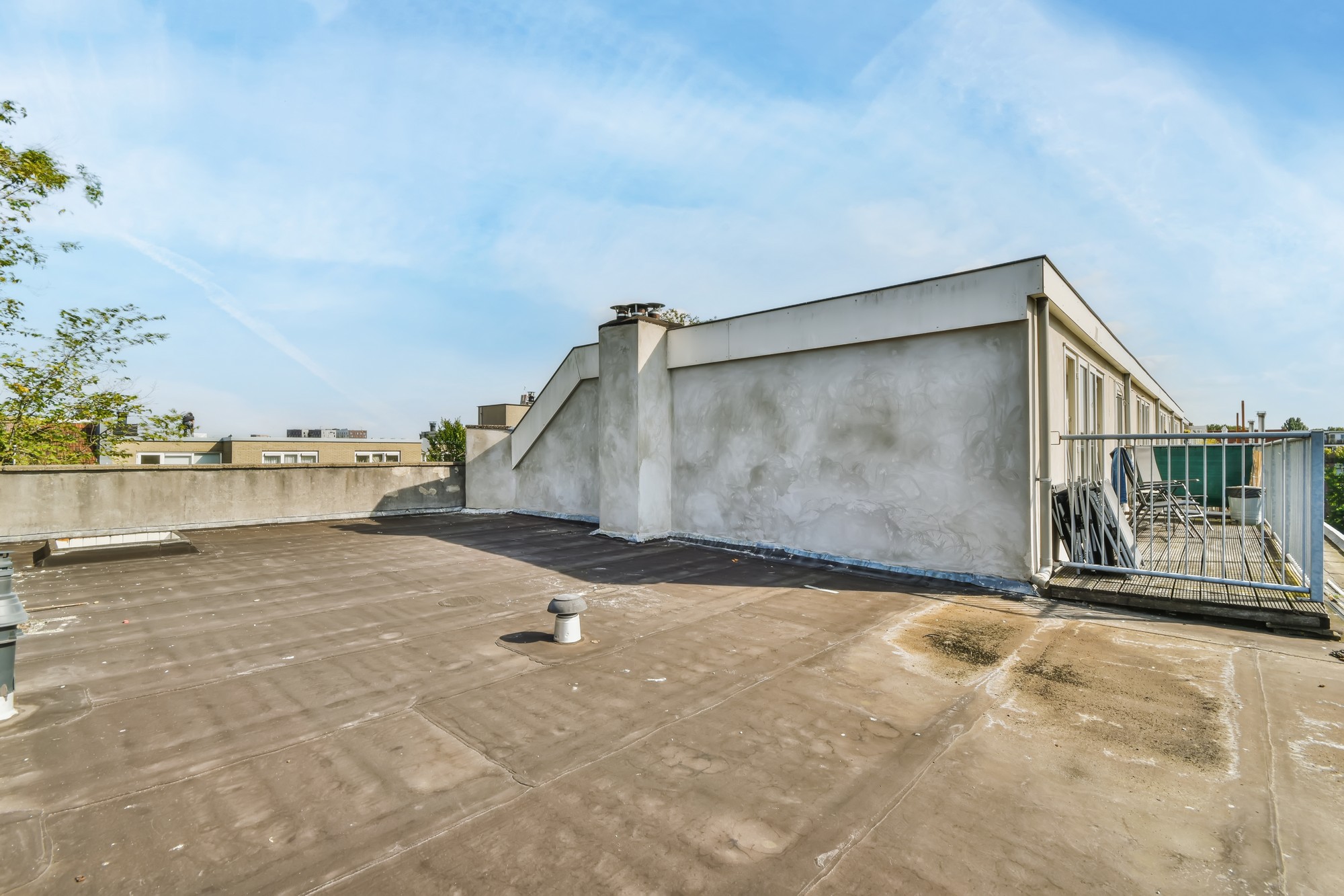 Flat Roof Of A House 2021 12 09 02 36 16 Utc